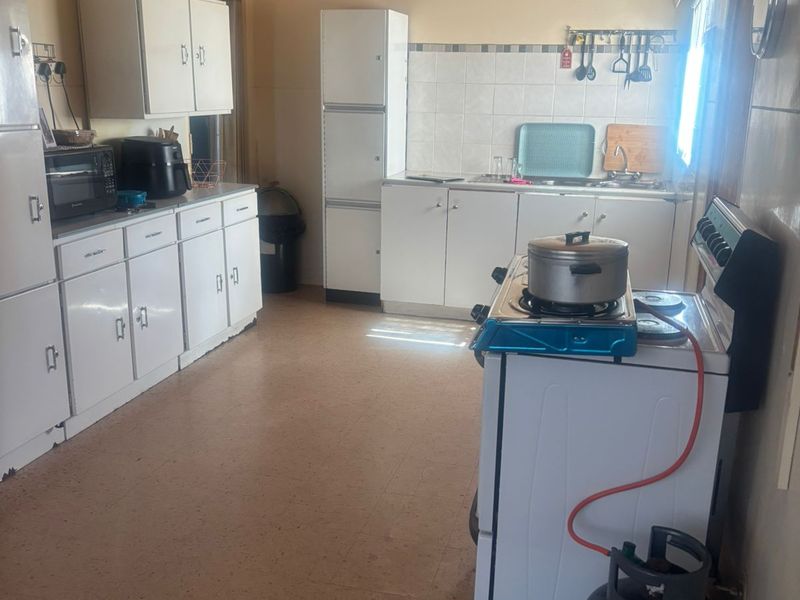 Charming 3-bedroom house in Vanderbijlpark CW 3, perfect for families seeking comfort and convenien - Photo 4