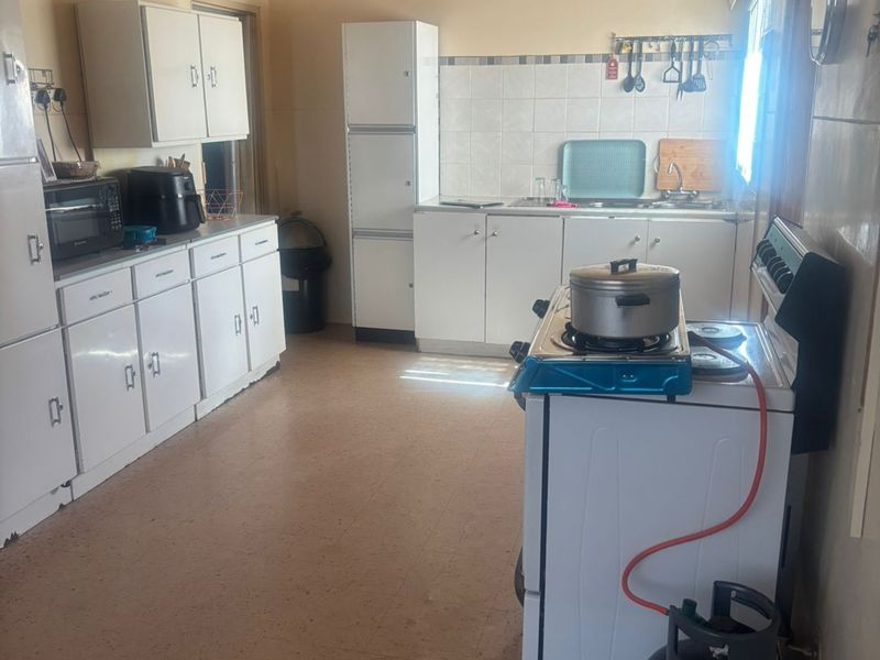 Charming 3-bedroom house in Vanderbijlpark CW 3, perfect for families seeking comfort and convenien - Photo 5