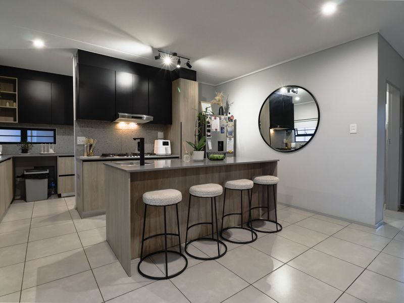 Bidding to start from R1950000!! Live Luxury Auction! Modern Upscale Family Home in Lifestyle Estate - Photo 7