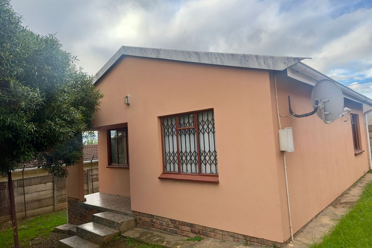 Bargain Buy with Bonus Flatlet & Spacious Living! - Photo 3