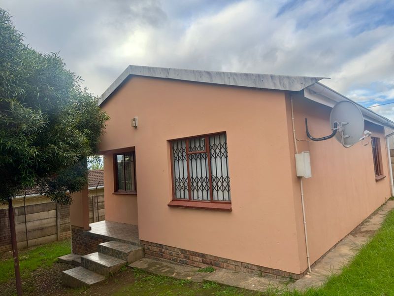 Bargain Buy with Bonus Flatlet & Spacious Living! - Photo 3