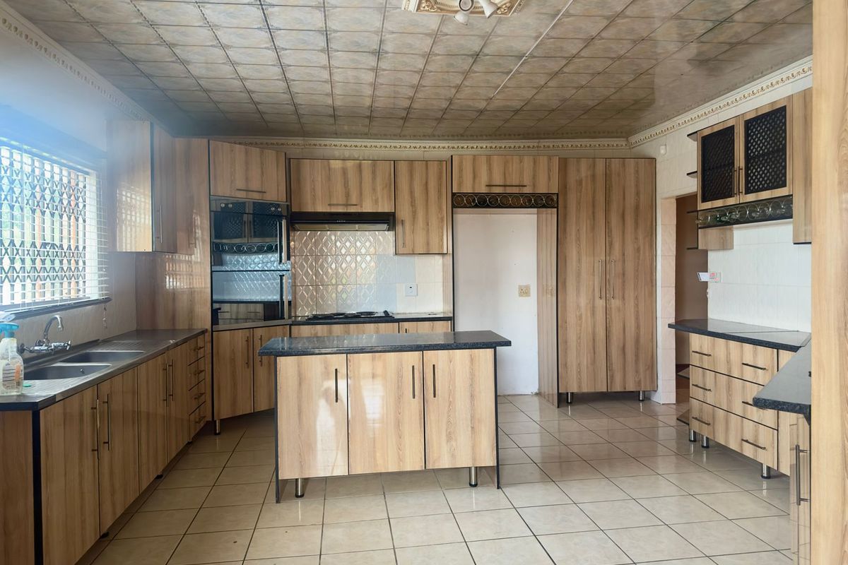 Bargain Buy with Bonus Flatlet & Spacious Living! - Photo 4