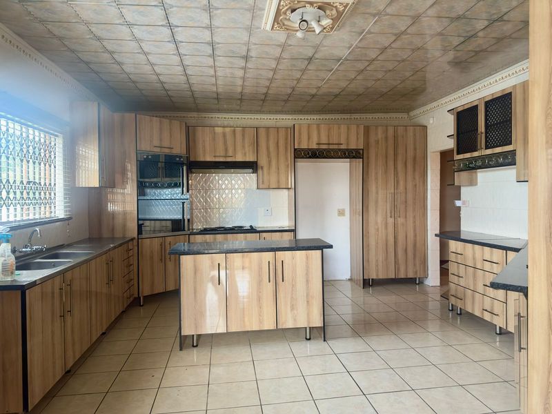 Bargain Buy with Bonus Flatlet & Spacious Living! - Photo 4