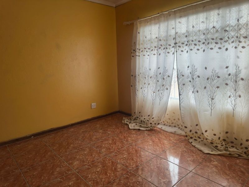 Bargain Buy with Bonus Flatlet & Spacious Living! - Photo 10