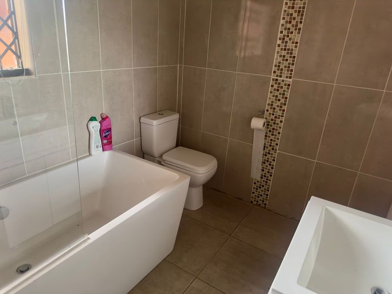 Bargain Buy with Bonus Flatlet & Spacious Living! - Photo 9