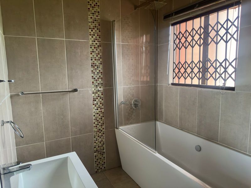 Bargain Buy with Bonus Flatlet & Spacious Living! - Photo 8