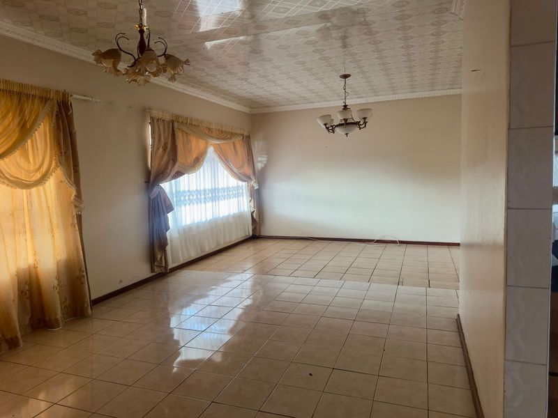 Bargain Buy with Bonus Flatlet & Spacious Living! - Photo 6