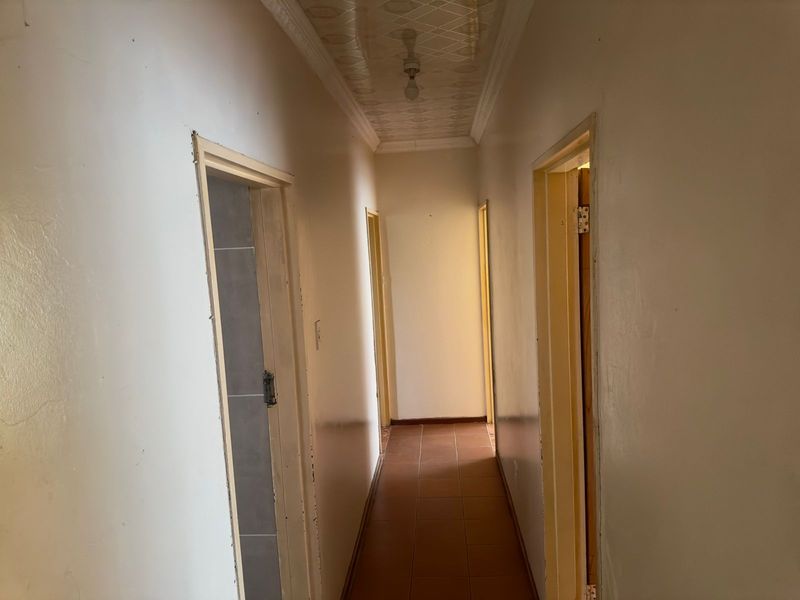 Bargain Buy with Bonus Flatlet & Spacious Living! - Photo 7