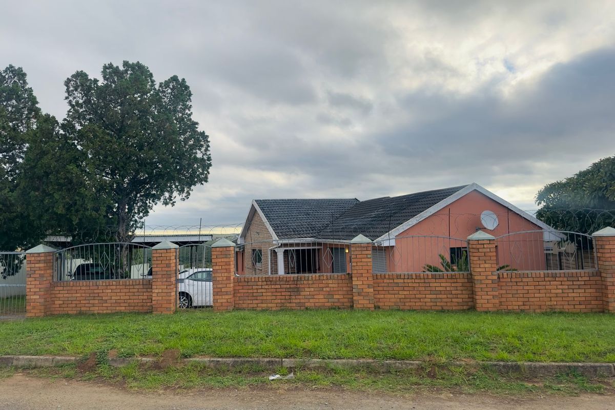 Bargain Buy with Bonus Flatlet & Spacious Living! - Photo 2