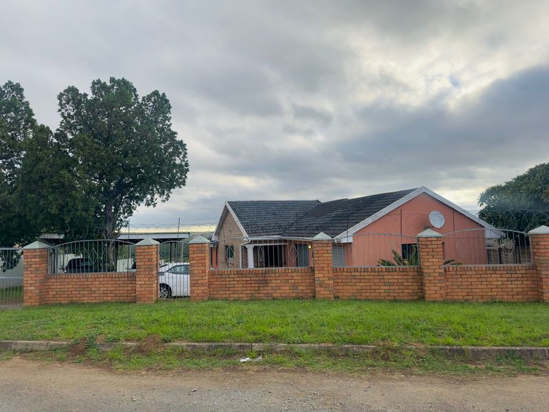 Bargain Buy with Bonus Flatlet & Spacious Living! - Photo 2