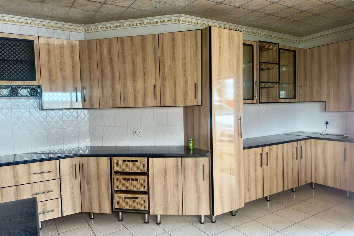 Bargain Buy with Bonus Flatlet & Spacious Living! - Photo 5