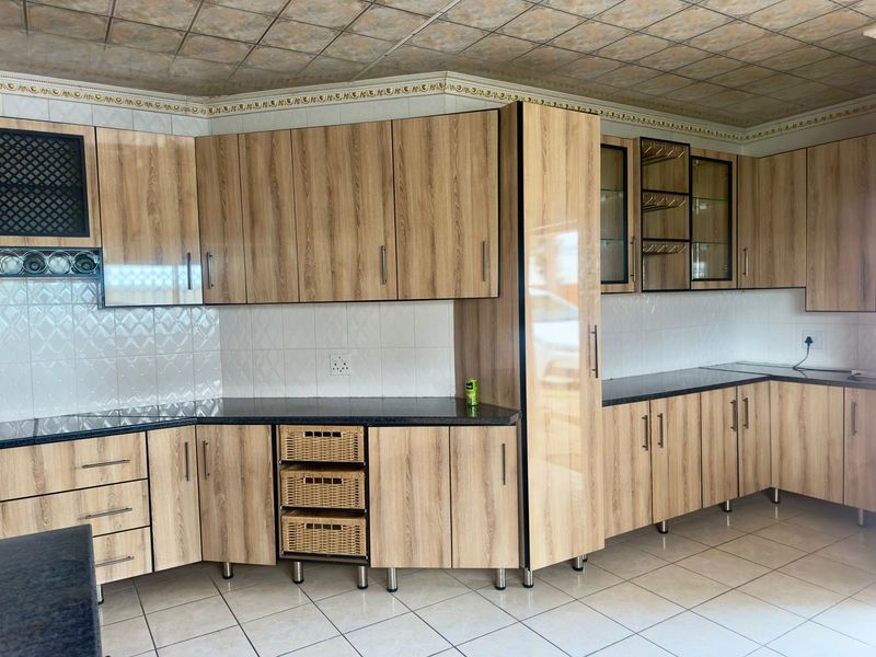 Bargain Buy with Bonus Flatlet & Spacious Living! - Photo 5