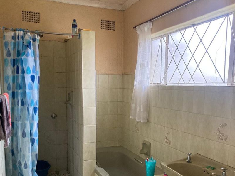 Well-Priced Property Near Government Offices – Spacious & Full of Potential - Photo 6