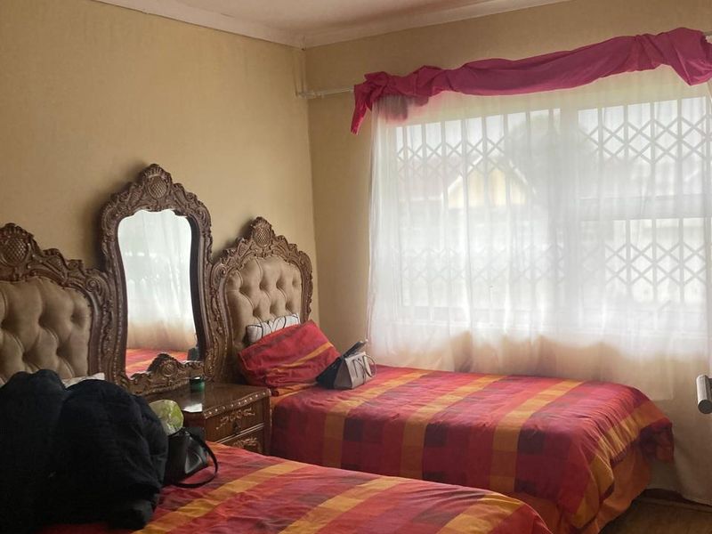 Well-Priced Property Near Government Offices – Spacious & Full of Potential - Photo 3