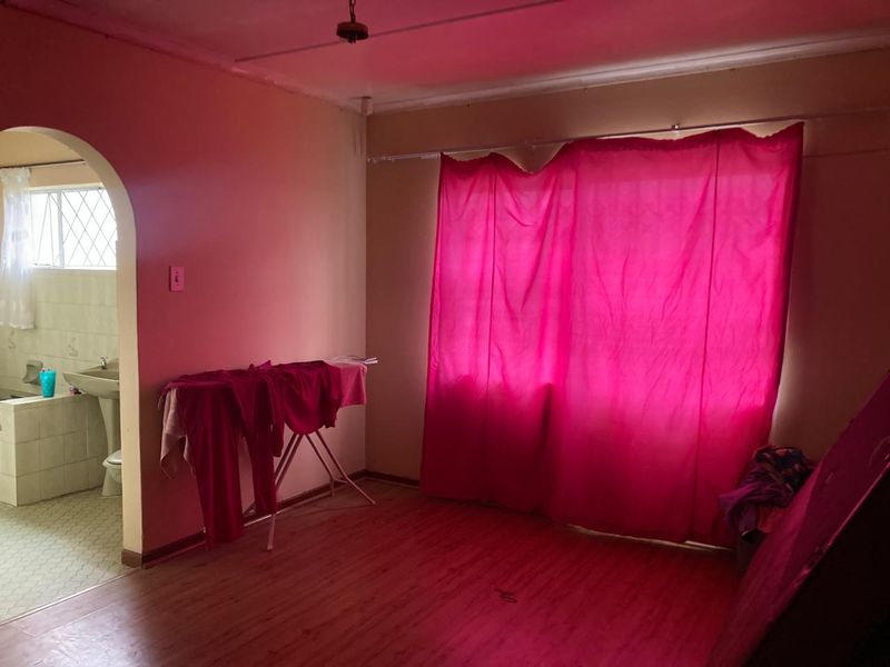 Well-Priced Property Near Government Offices – Spacious & Full of Potential - Photo 5