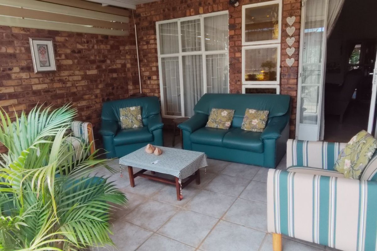 Modern 3-Bedroom Retirement Home with Solar Power - Photo 4