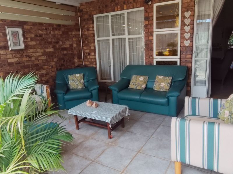 Modern 3-Bedroom Retirement Home with Solar Power - Photo 4