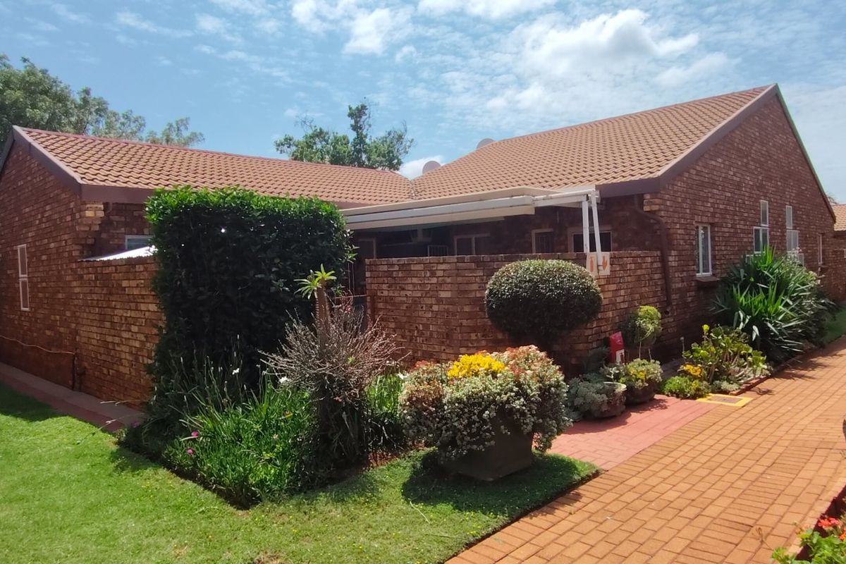 Modern 3-Bedroom Retirement Home with Solar Power - Photo 2