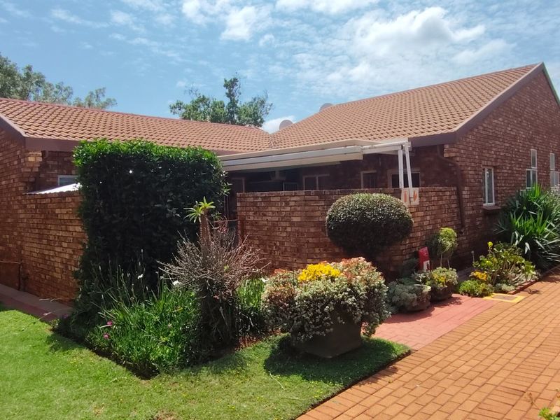 Modern 3-Bedroom Retirement Home with Solar Power - Photo 2