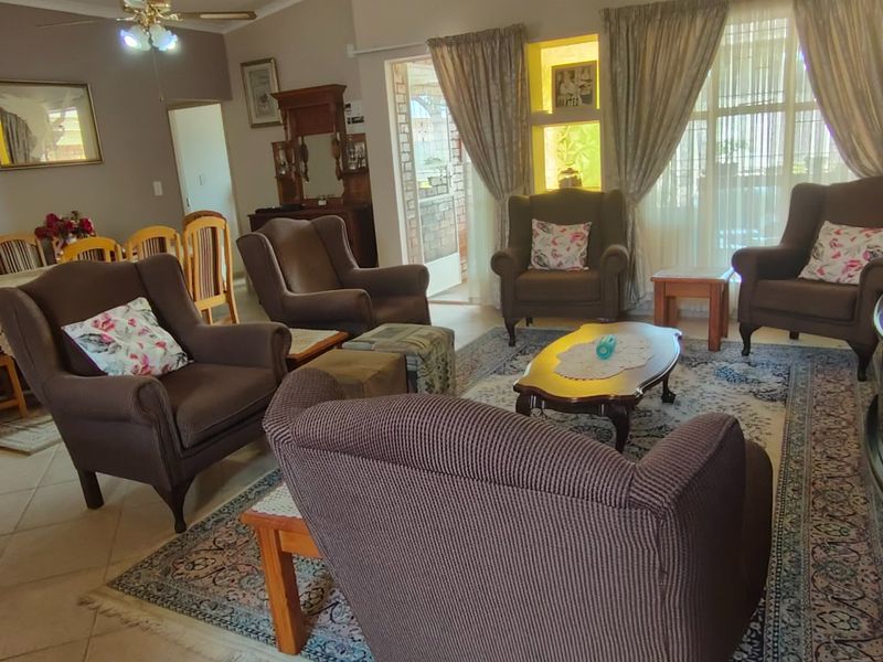 Modern 3-Bedroom Retirement Home with Solar Power - Photo 10