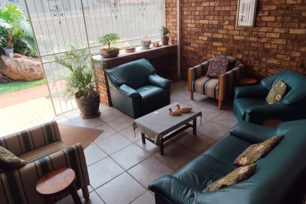 Modern 3-Bedroom Retirement Home with Solar Power - Photo 5