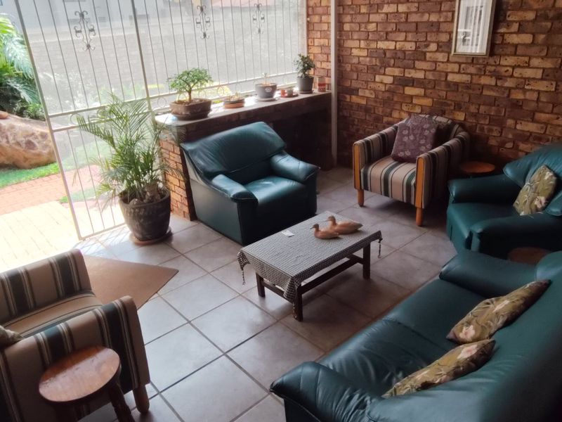 Modern 3-Bedroom Retirement Home with Solar Power - Photo 5