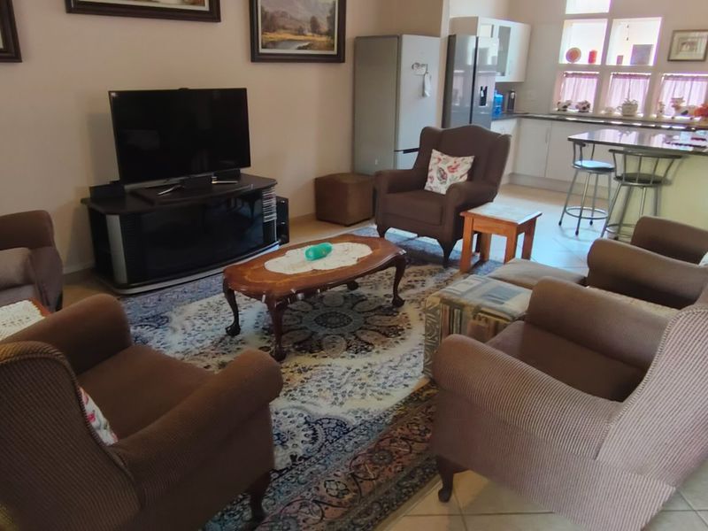 Modern 3-Bedroom Retirement Home with Solar Power - Photo 7