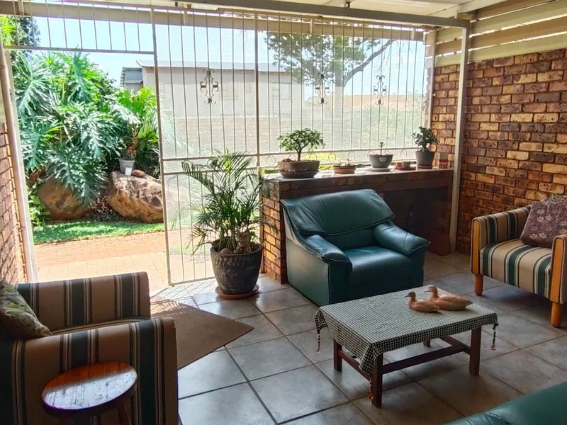 Modern 3-Bedroom Retirement Home with Solar Power - Photo 6