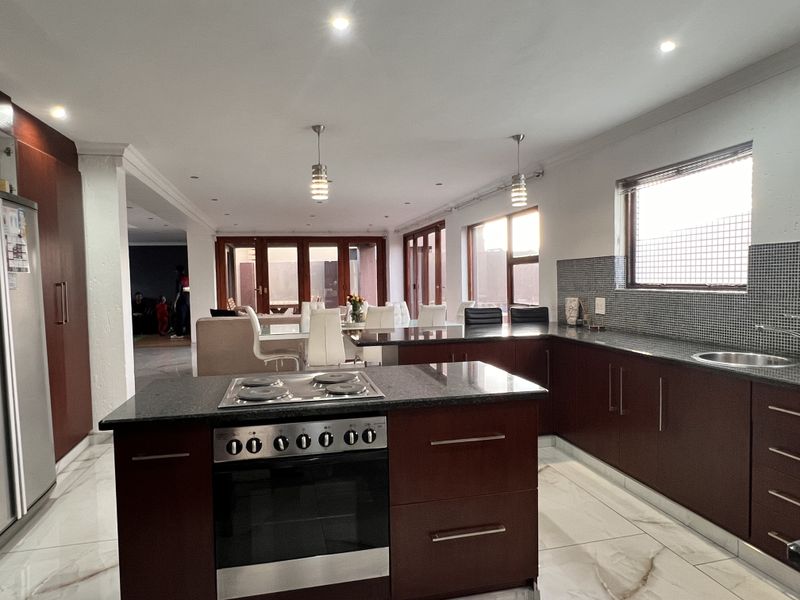 A Masterpiece of Sophistication, Style & Space - Photo 3