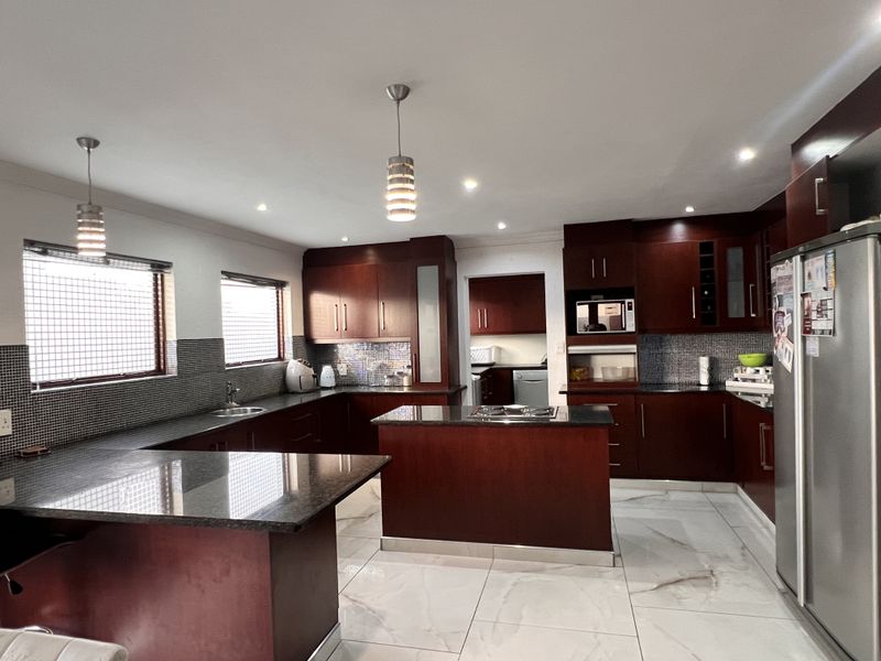 A Masterpiece of Sophistication, Style & Space - Photo 4