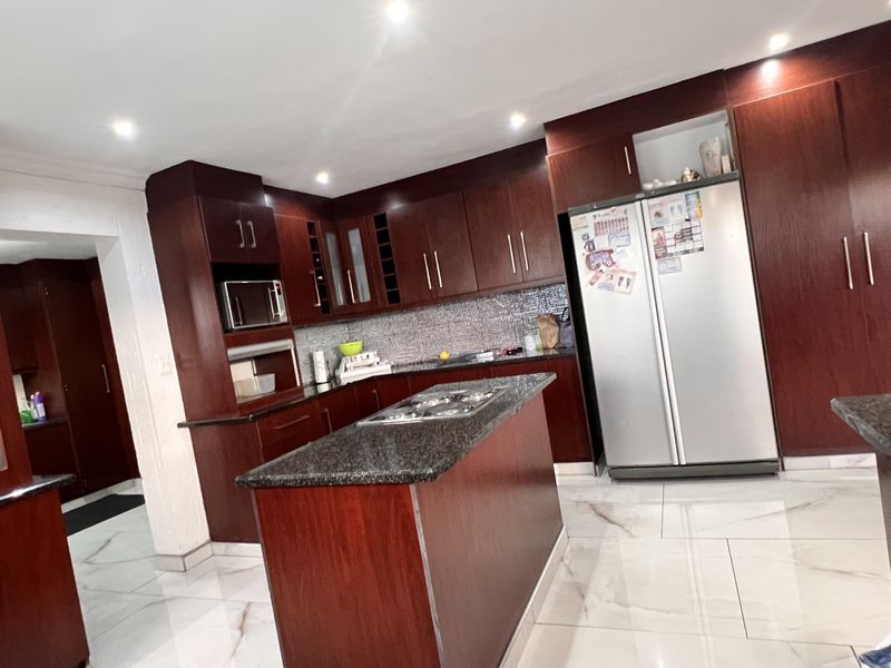 A Masterpiece of Sophistication, Style & Space - Photo 2