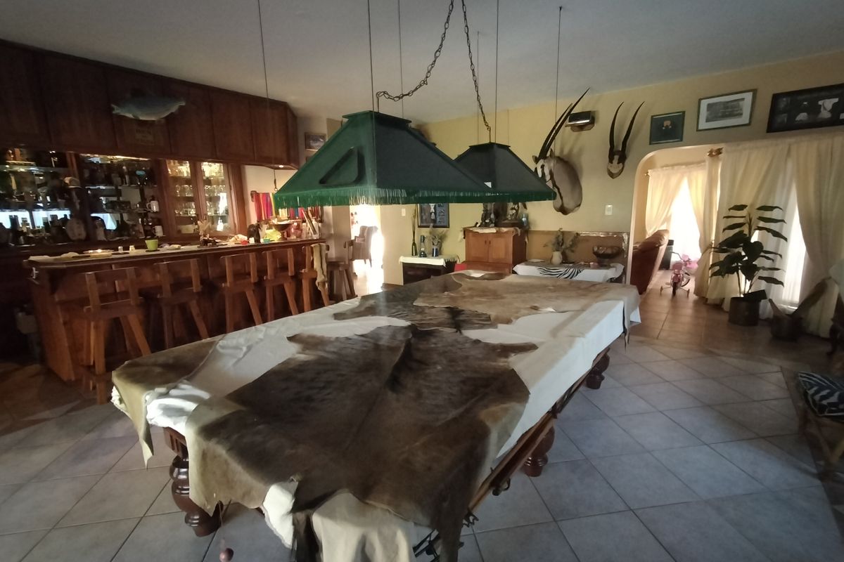 Grand Multi-Bedroom Family Residence with Borehole, Pool & Exceptional Entertainment in Amandasig - Photo 5