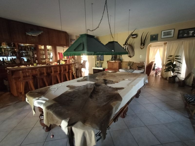 Grand Multi-Bedroom Family Residence with Borehole, Pool & Exceptional Entertainment in Amandasig - Photo 5