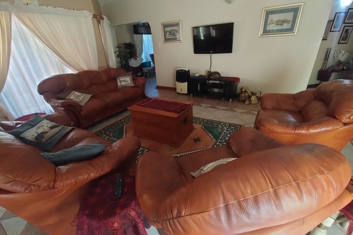 Grand Multi-Bedroom Family Residence with Borehole, Pool & Exceptional Entertainment in Amandasig - Photo 4