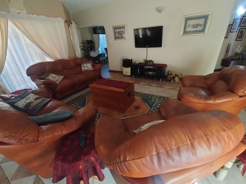 Grand Multi-Bedroom Family Residence with Borehole, Pool & Exceptional Entertainment in Amandasig - Photo 4