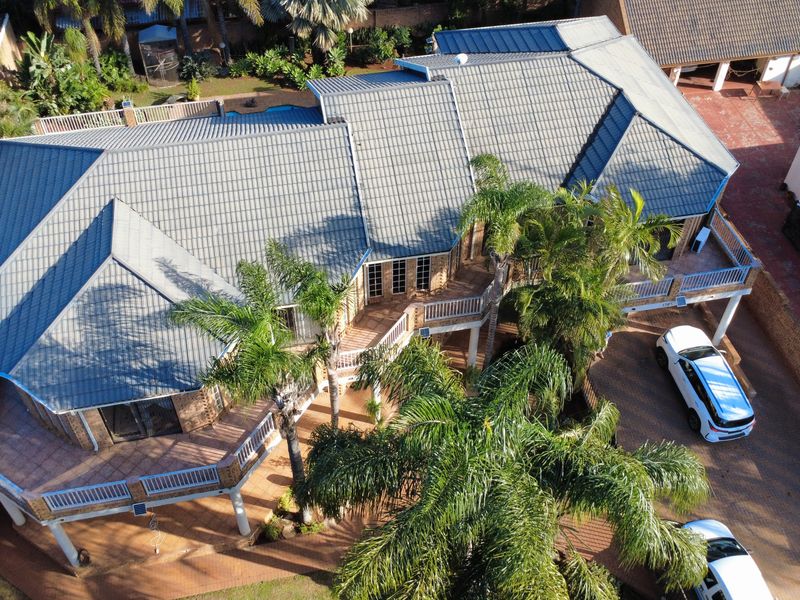 Grand Multi-Bedroom Family Residence with Borehole, Pool & Exceptional Entertainment in Amandasig - Photo 1