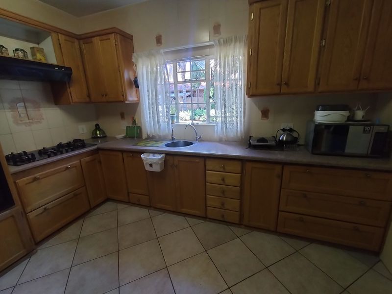 Grand Multi-Bedroom Family Residence with Borehole, Pool & Exceptional Entertainment in Amandasig - Photo 9