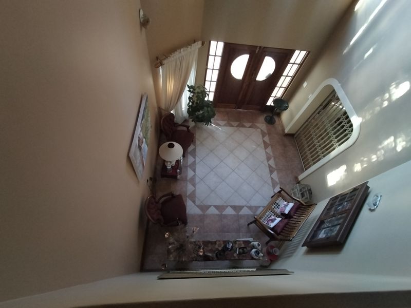 Grand Multi-Bedroom Family Residence with Borehole, Pool & Exceptional Entertainment in Amandasig - Photo 2