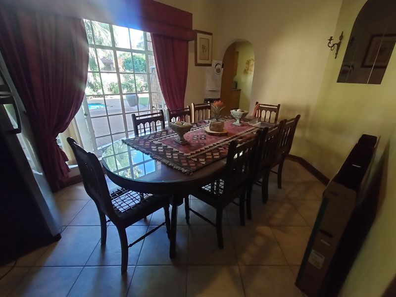 Grand Multi-Bedroom Family Residence with Borehole, Pool & Exceptional Entertainment in Amandasig - Photo 6