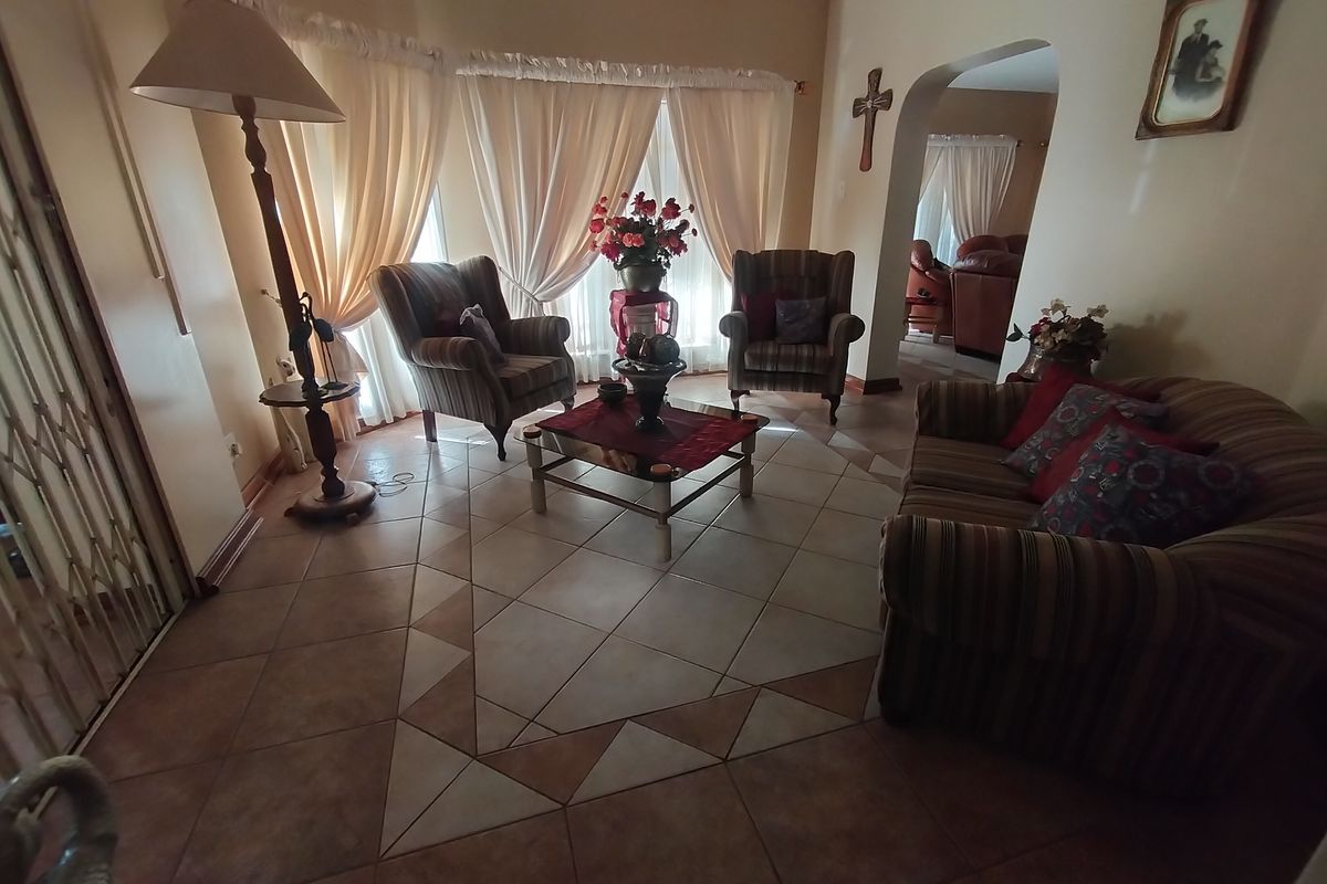 Grand Multi-Bedroom Family Residence with Borehole, Pool & Exceptional Entertainment in Amandasig - Photo 3