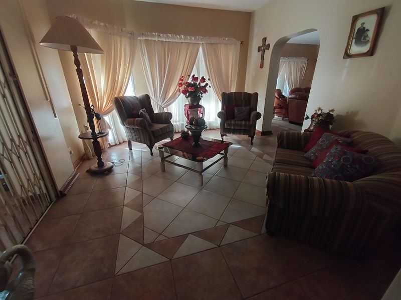 Grand Multi-Bedroom Family Residence with Borehole, Pool & Exceptional Entertainment in Amandasig - Photo 3