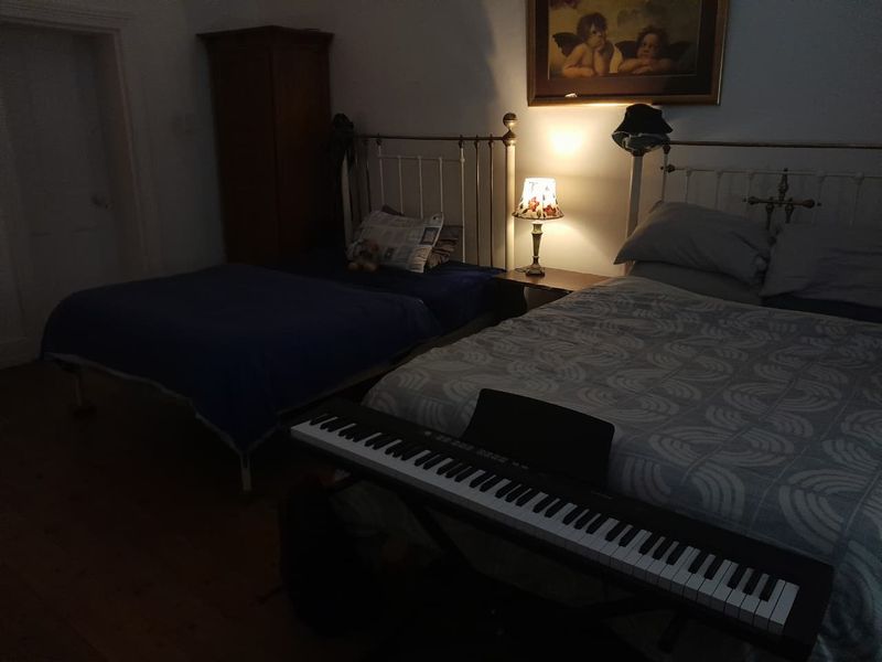Room share in all girls digs - Photo 4