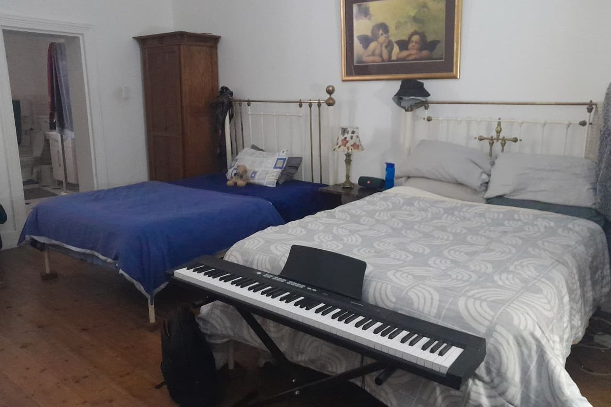 Room share in all girls digs - Photo 2