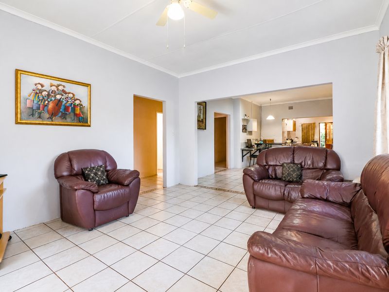 6 Bedroom Investment Property for sale in Lyttelton Manor (including 3 flatlets) - Photo 6