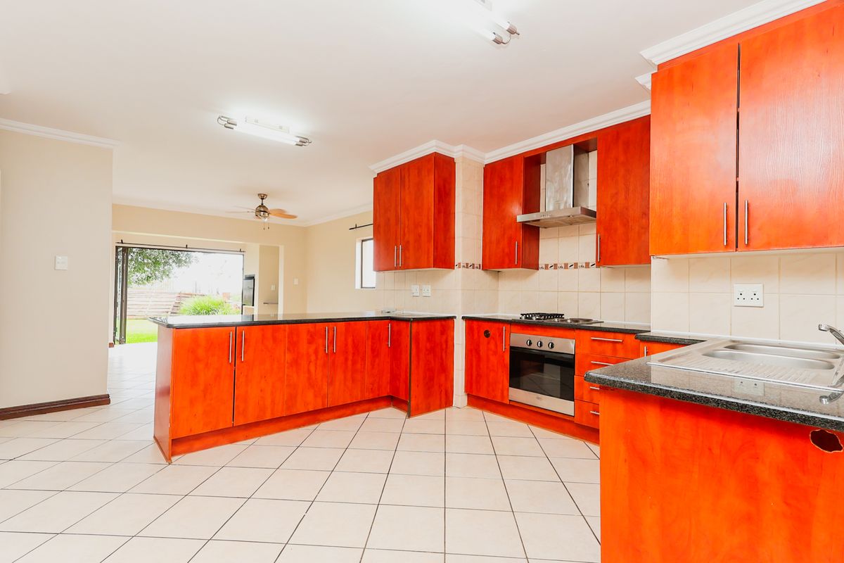 Modern Ground-Floor 2 Bedroom Apartment with Enclosed Braai Area. - Photo 4