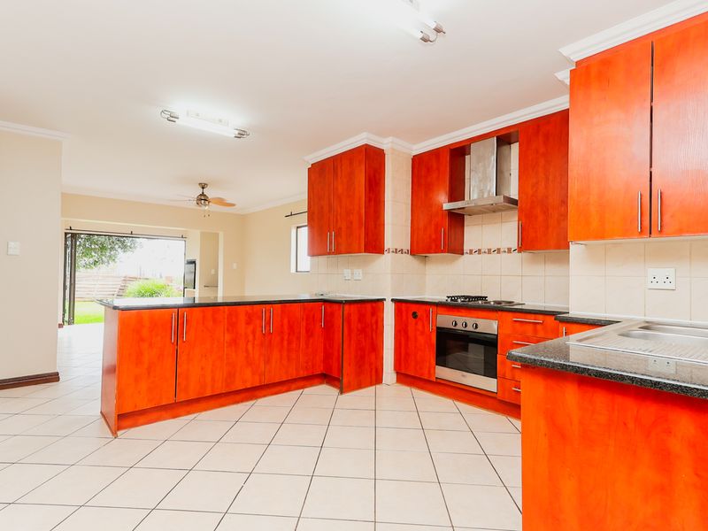 Modern Ground-Floor 2 Bedroom Apartment with Enclosed Braai Area. - Photo 4