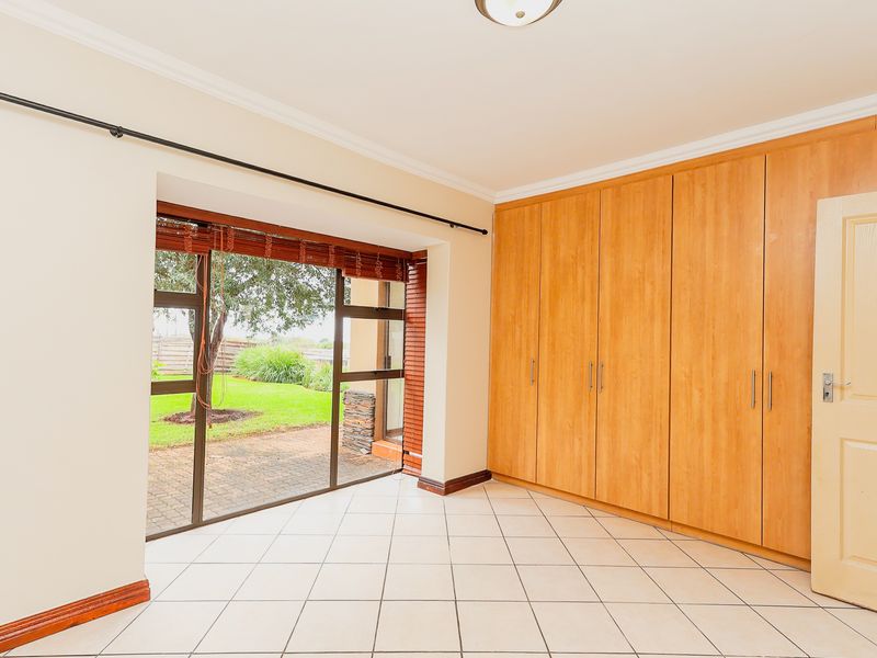 Modern Ground-Floor 2 Bedroom Apartment with Enclosed Braai Area. - Photo 10