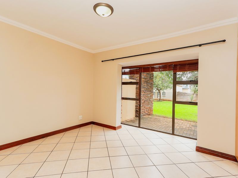 Modern Ground-Floor 2 Bedroom Apartment with Enclosed Braai Area. - Photo 9