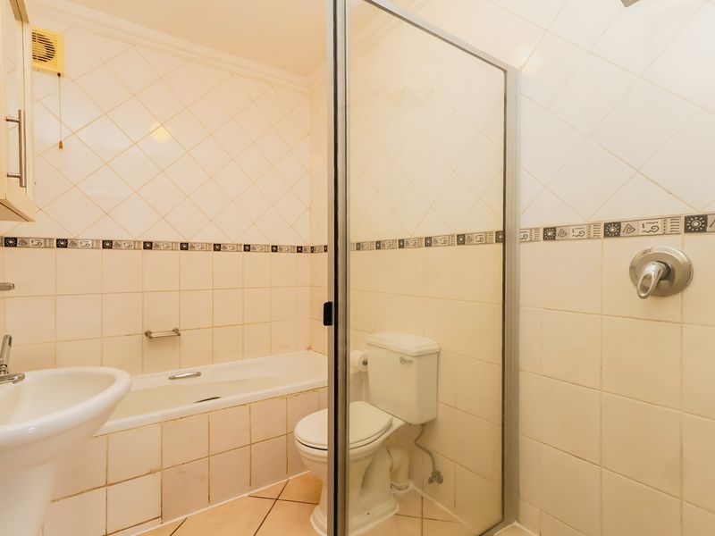 Modern Ground-Floor 2 Bedroom Apartment with Enclosed Braai Area. - Photo 8