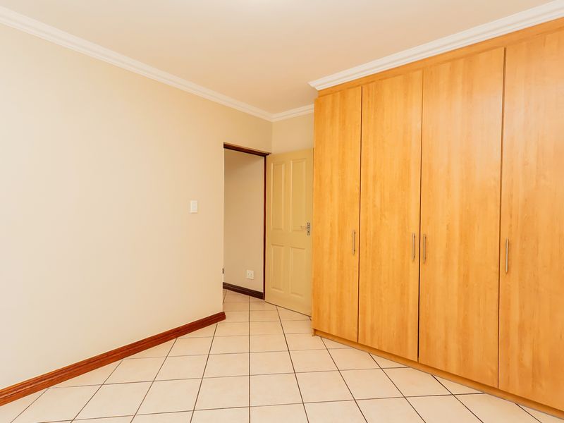 Modern Ground-Floor 2 Bedroom Apartment with Enclosed Braai Area. - Photo 7